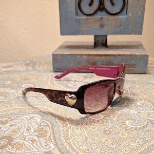Chic Leopard Print Sunglasses with Heart Detail